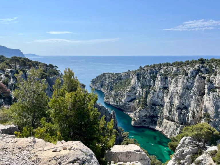 Escapade sans voiture à Cassis : randonnées, plongées et visites