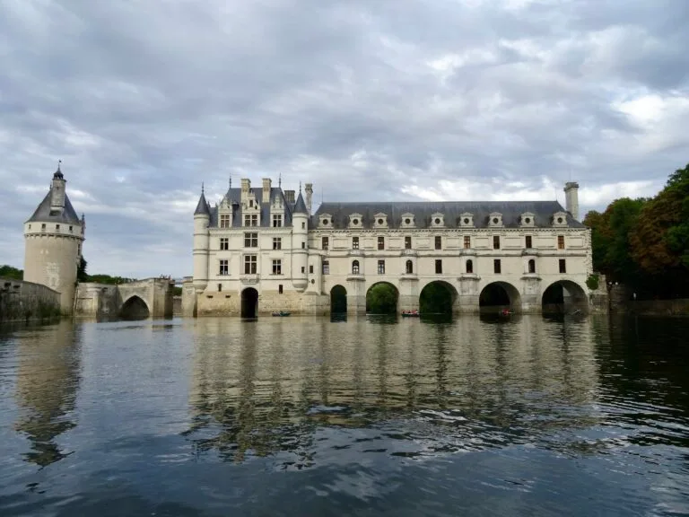 château de chenonceau vue depuis le fleuve