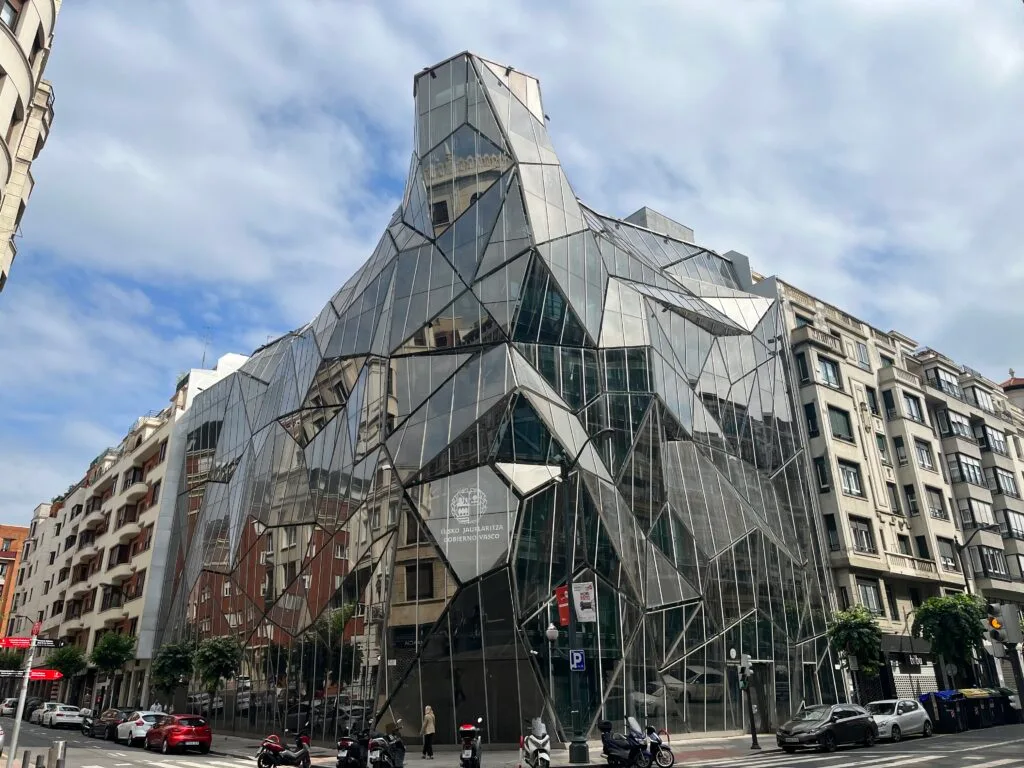 bâtiment moderne quartier abando bilbao