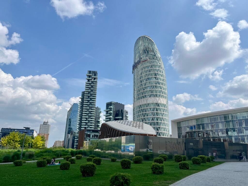 building dans le quartier Garibaldi à Milan