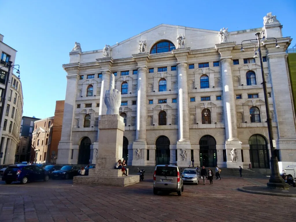 L.O.V.E. (Libertà, Odio, Vendetta, Eternità) de l’artiste Maurizio Cattelan sur la piazza affari à Milan