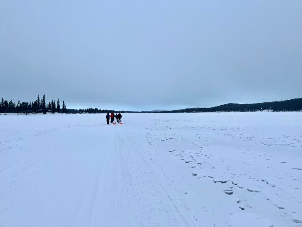 randonnée Jukkasjärvi sur un lac gelé en laponie suédoise