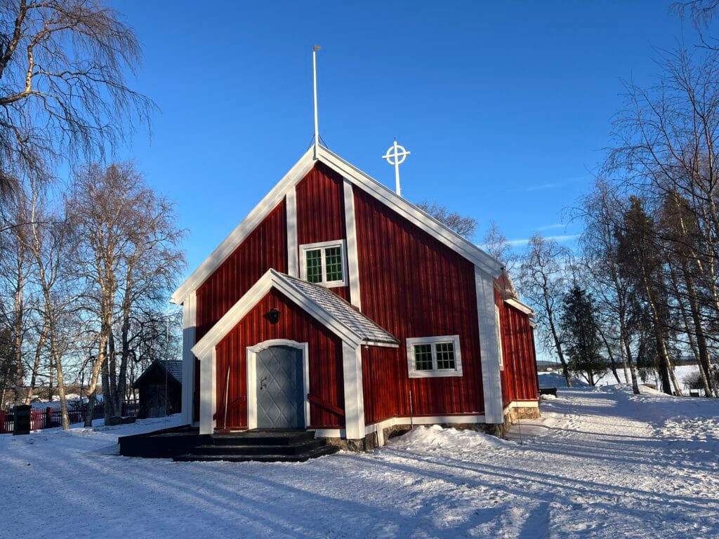 église en bois à côté du musée sami Jukkasjärvi en laponie suédoise