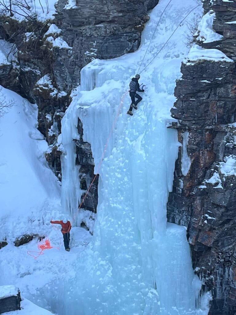 escalade sur glace à abisko en laponie suédoise