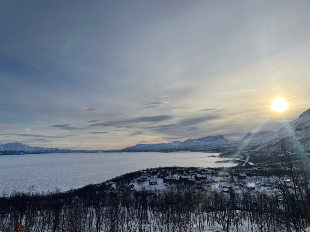vue sur le lac abisko depuis Björkliden en laponie suédoise
