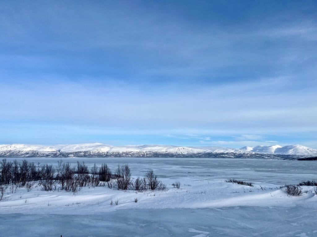 lac gelé d'abisko en laponie suédoise