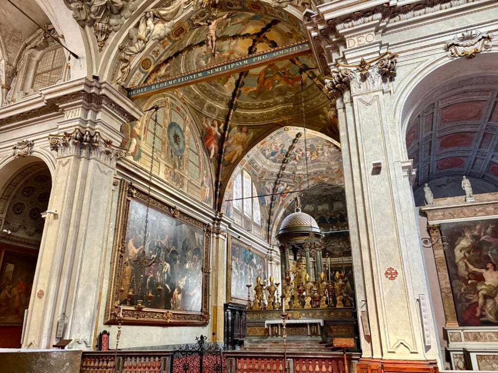 intérieur d'une église à Milan