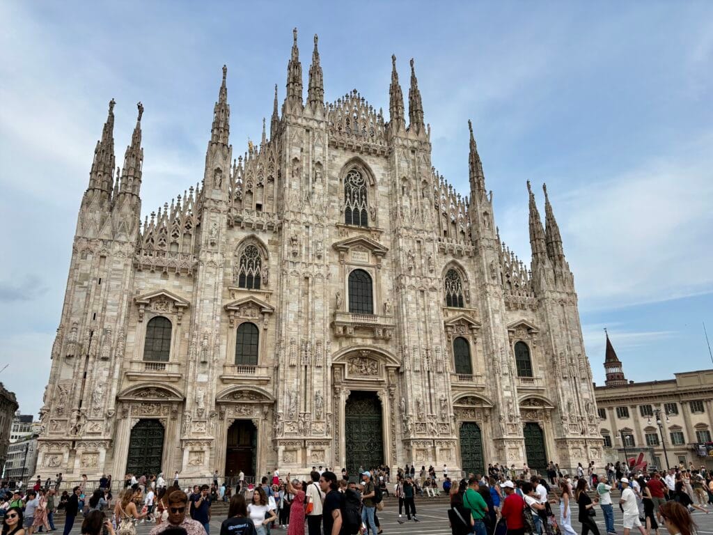 vue sur la place du Duomo à Milan