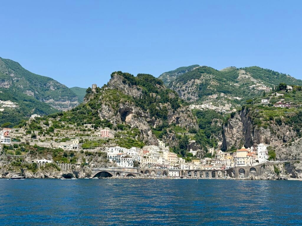 vue depuis la côte sur Amalfi