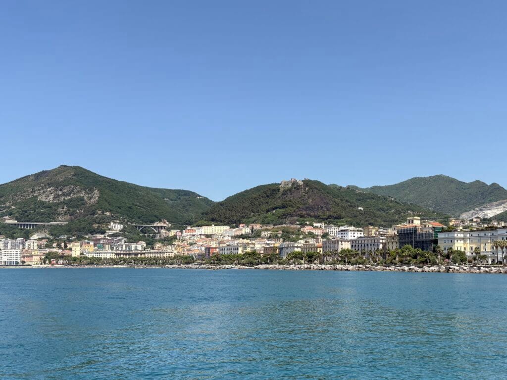 vue sur salerne depuis la mer