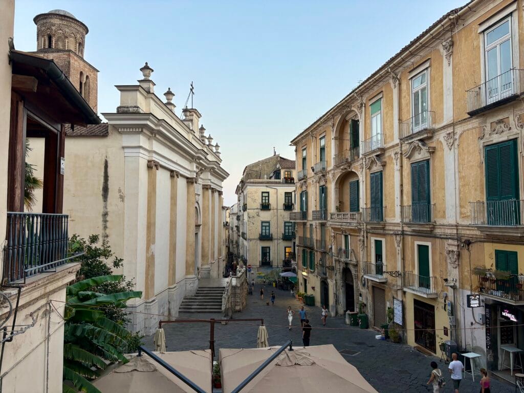 vue sur la place du duomo à Salerne