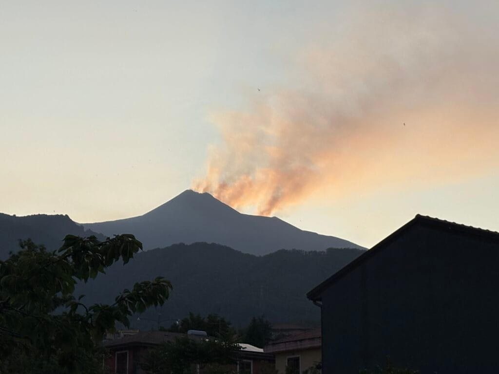vue sur le cratère principal de l'Etna depuis Zaffarena etnae