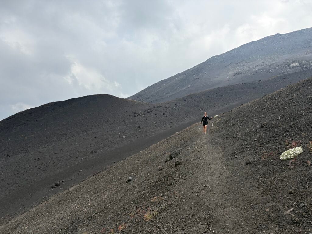 marche sur les coulées de lave de l'Etna