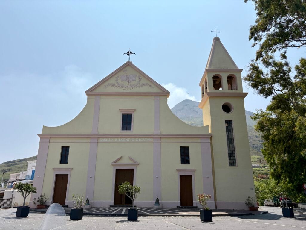 église dans le village de stromboli