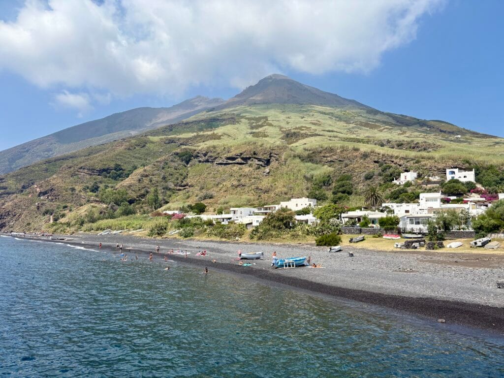 vue sur le stromboli depuis le débarcadère