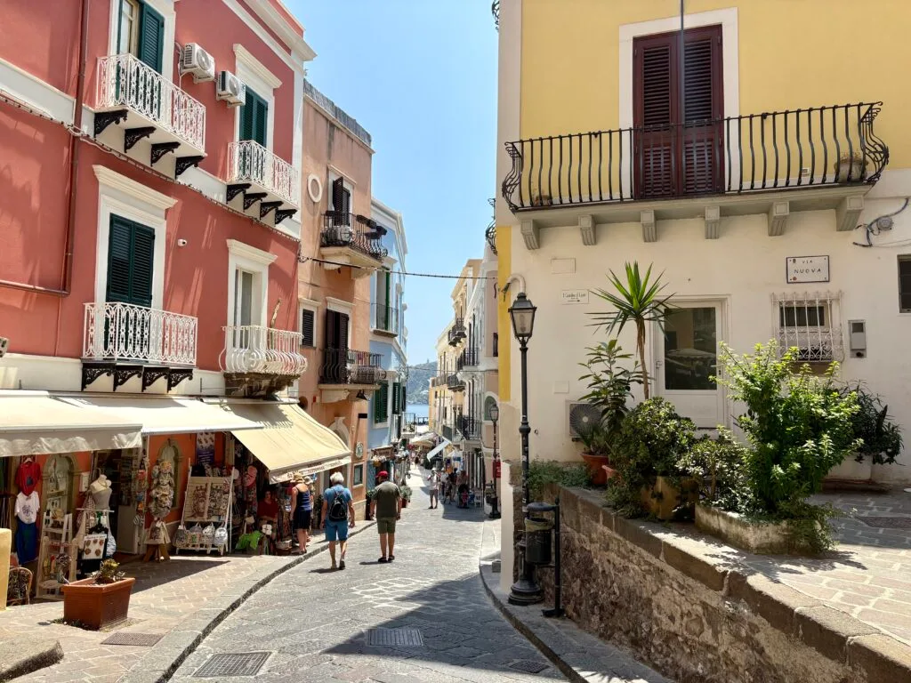 rue colorée du centre de Lipari