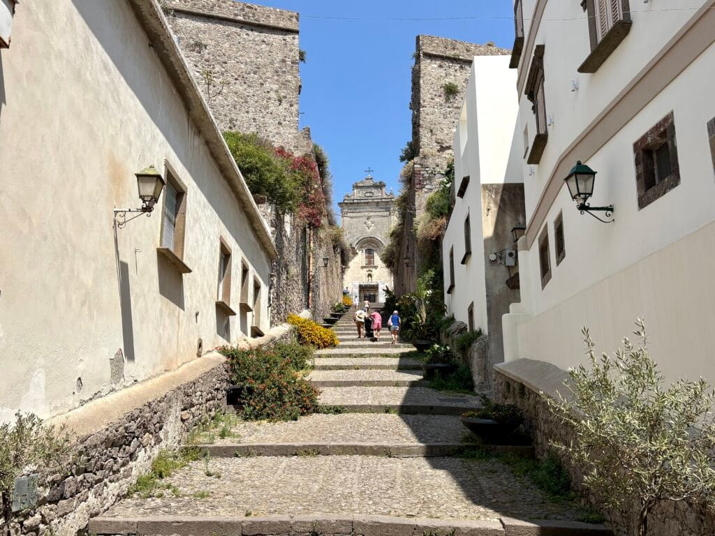 escalier via del concordato menant à la cathédrale de Lipari