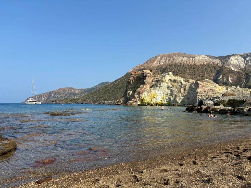vue depuis la plage delle Acque Calde sur le volcan de Vulcano