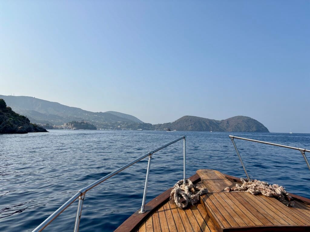 excursion en bateau autour de l'île de vulcano