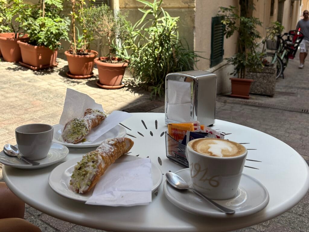 petit déjeuner à base de cannoli et de café à l'Arte e Sapori di Pino D'Ambra
