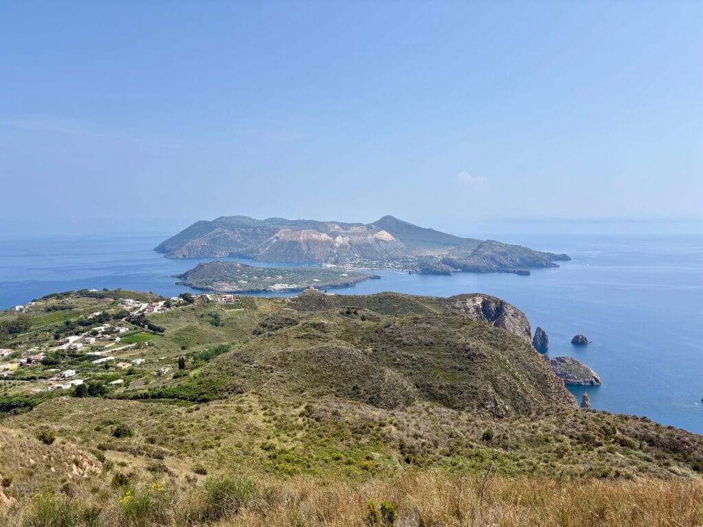 Point de vue panoramique au Monte Guardia sur l'île de Vulcano et sur les Faraglioni