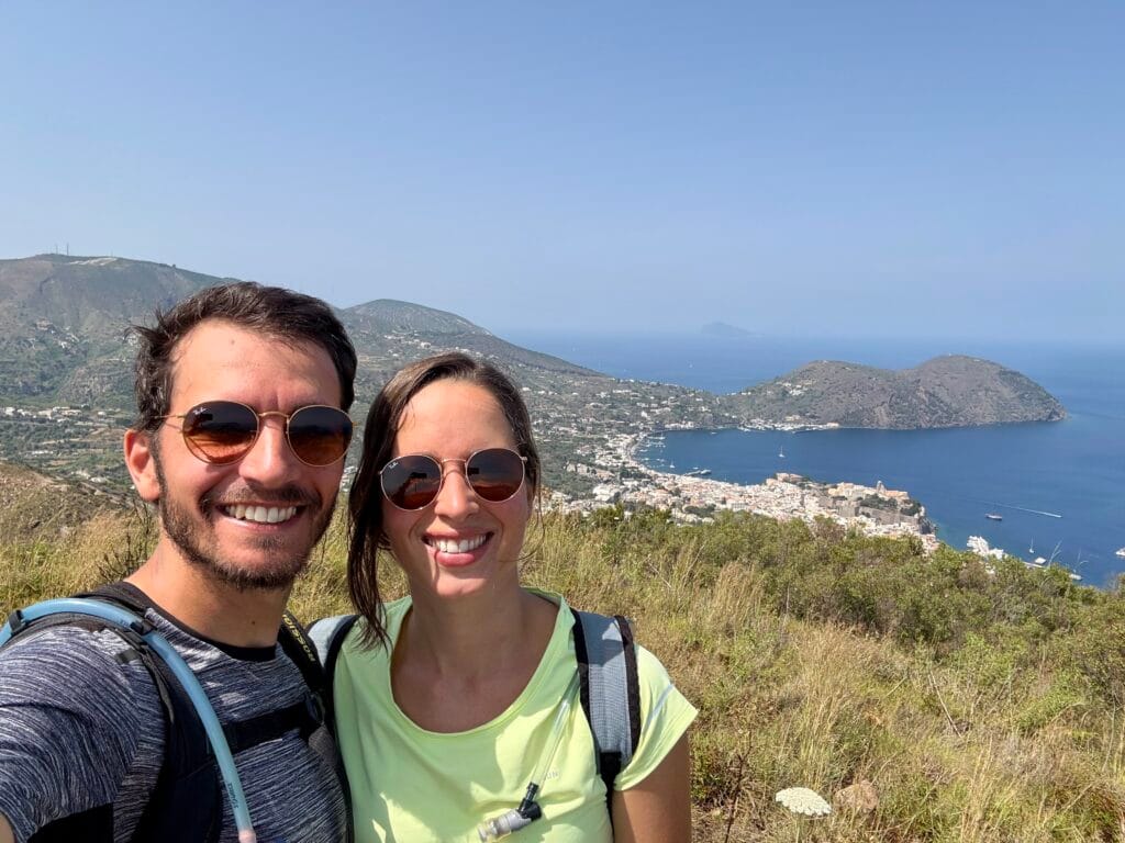 selfie avec la ville de Lipari en arrière plan