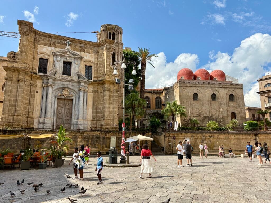 piazza Bellini avec vue sur l'église Martonara à Palerme