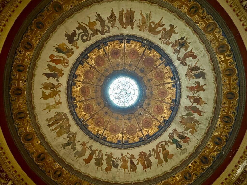 plafond de la salle pompéienne au théâtre massimo palerme