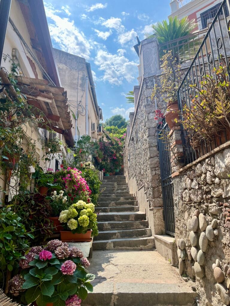 ruelle pittoresque à Taormine