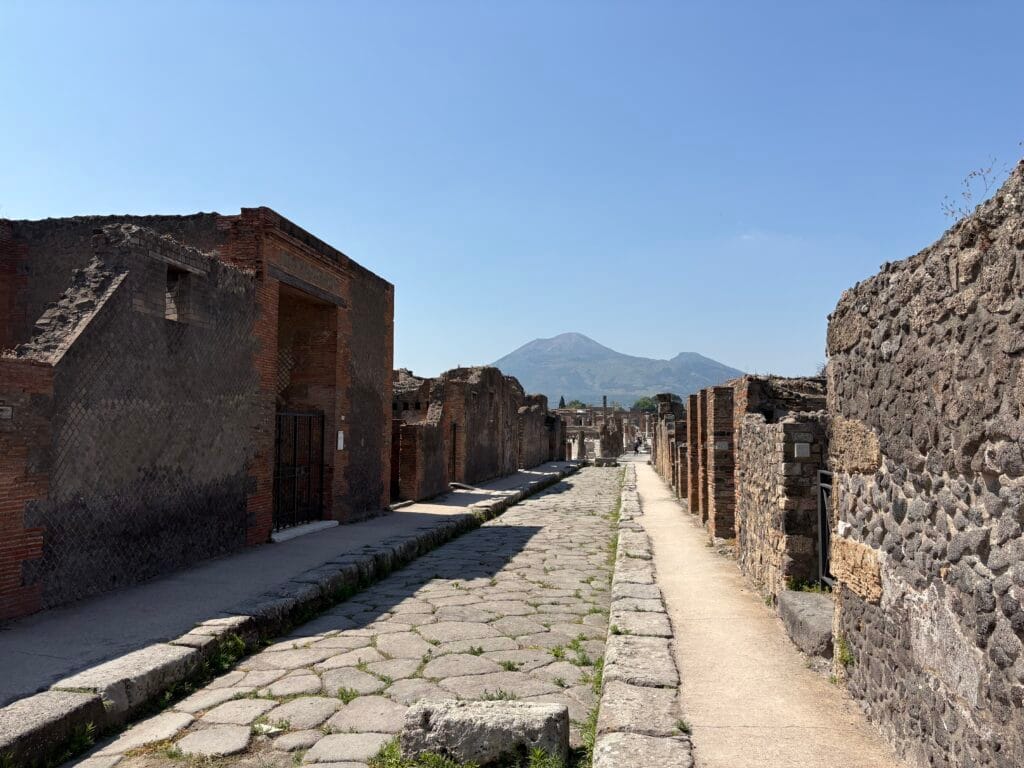 rue de Pompei avec vue sur le Vésuve