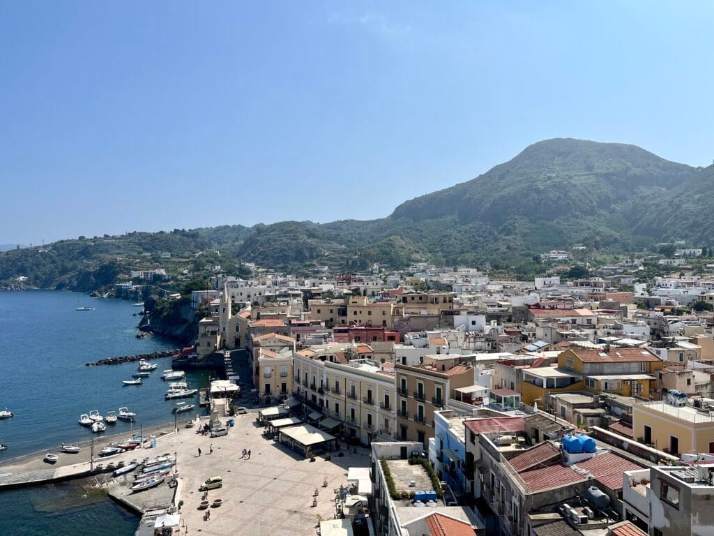vue depuis l'acropole de Lipari sur marina porta