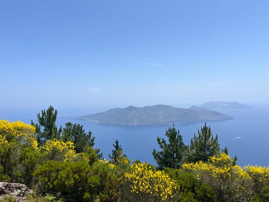 Belvedere au Monte Fossa delle Felci avec vue sur Lipari à Salina