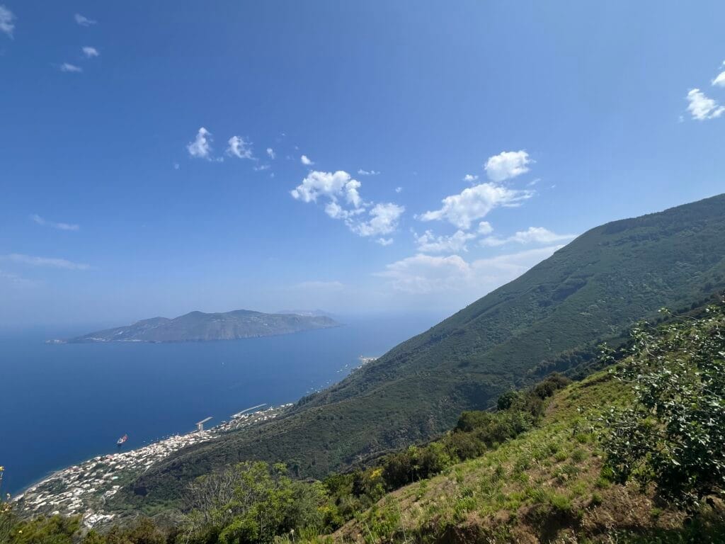 vue sur les pentes du Monte Fossa delle Felci à Salina