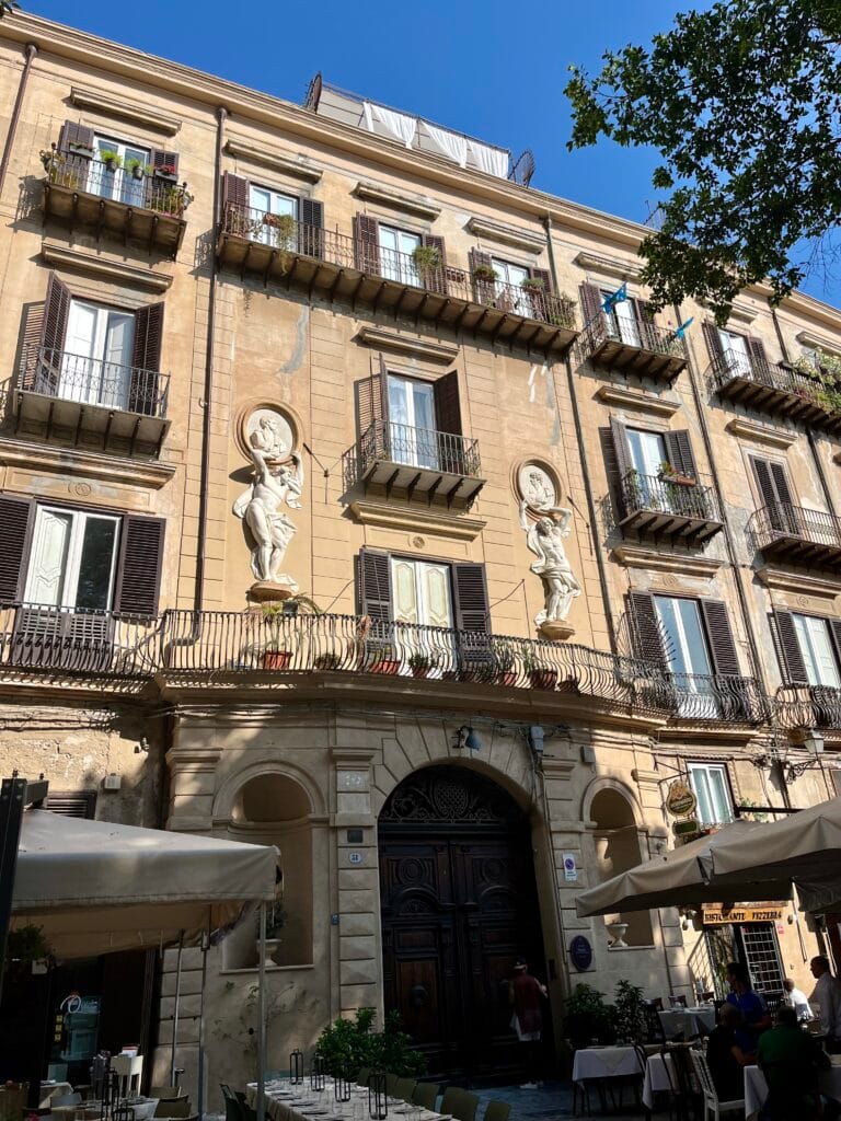 façade du palazzo dagnino à Palerme
