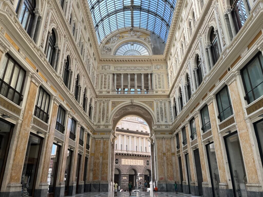 intérieur de la Galleria Umberto I à Naples