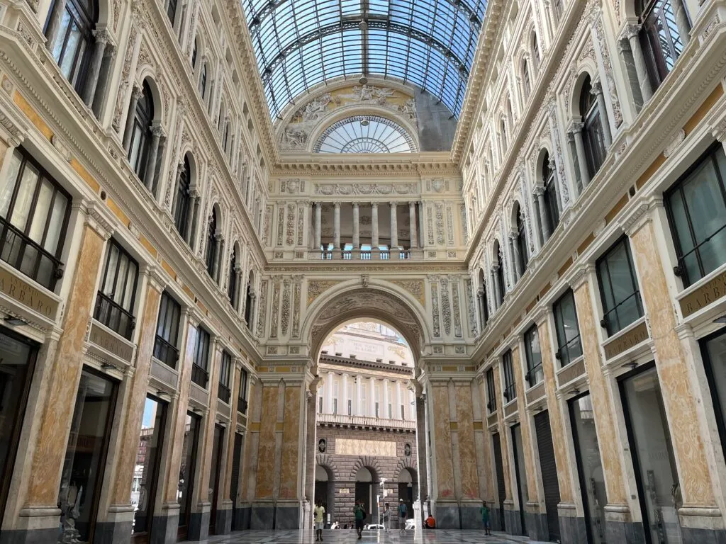 intérieur de la Galleria Umberto I à Naples