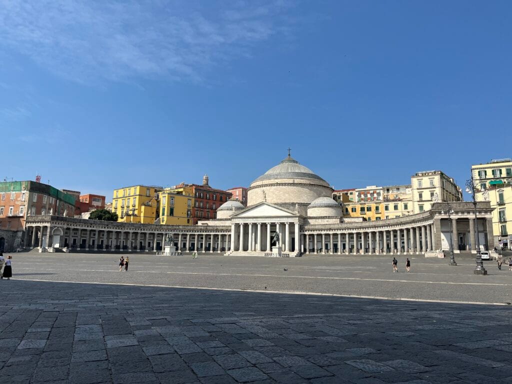 Passeggiata Lino gelpi à Naples sur la Piazza del Plebiscito