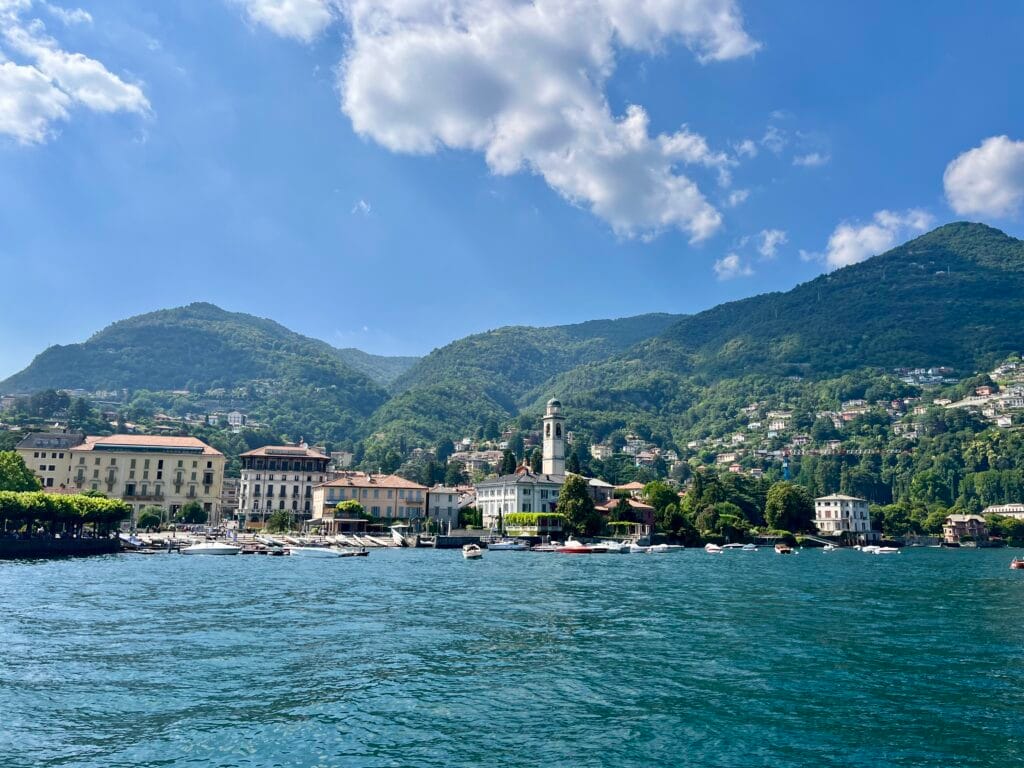 vue sur le village de Cernobbio au lac de Côme