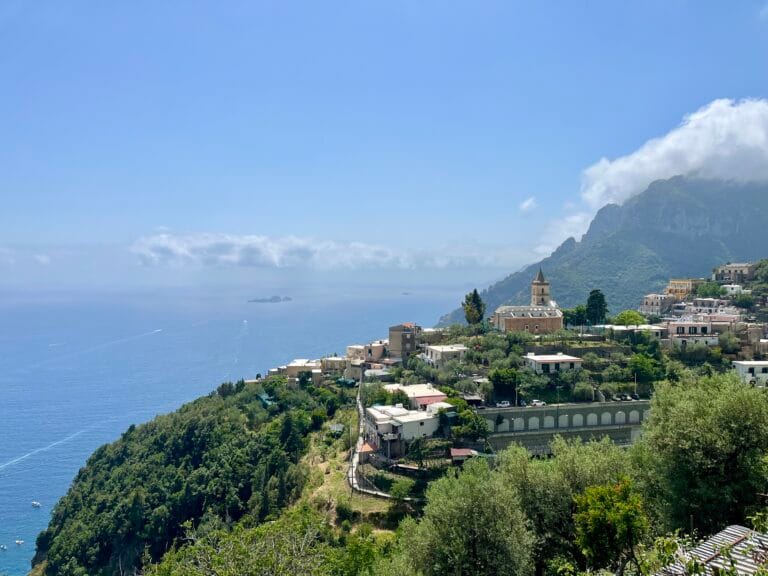 vue sur le village de Montepertuso sur la côte amalfitaine