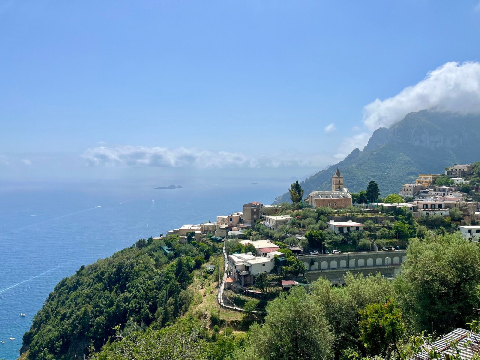 vue sur le village de Montepertuso sur la côte amalfitaine