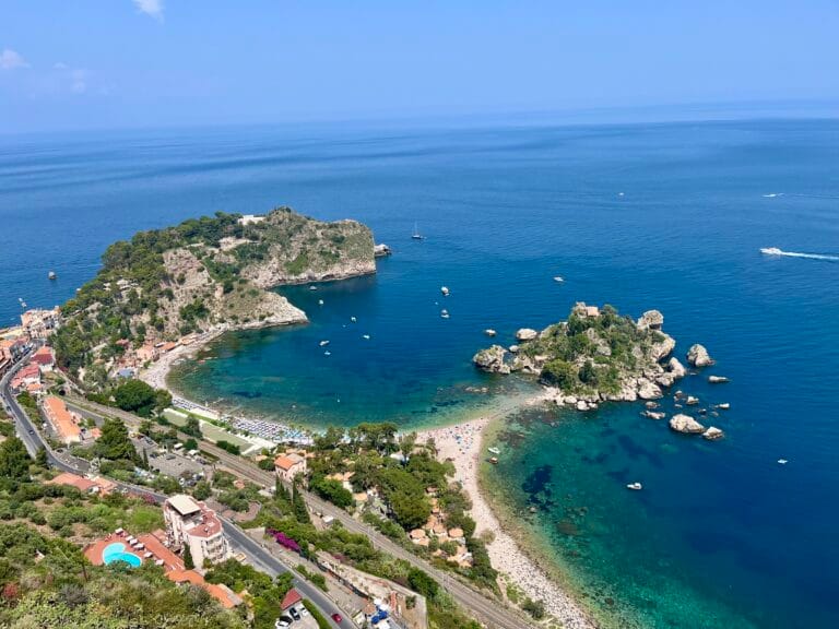 vue sur la plage d'Isola Bella à Taormine