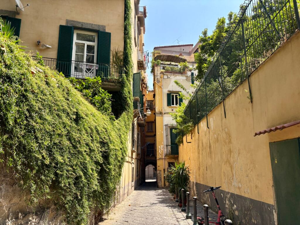 ruelle du quartier Chaia à Naples