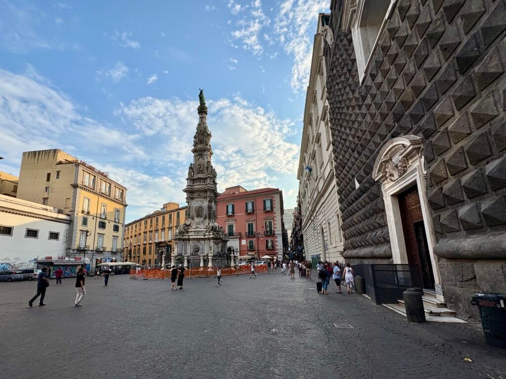 place de l'église Gesu nuovo à Naples