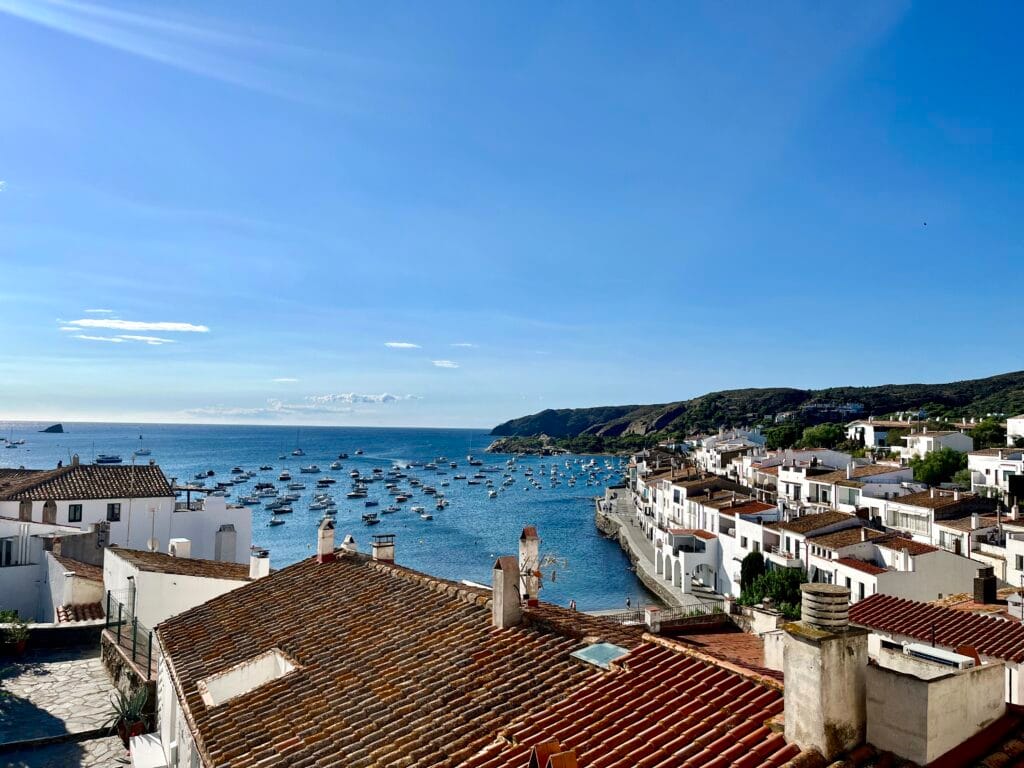 vue depuis la place de l'église de Cadaques