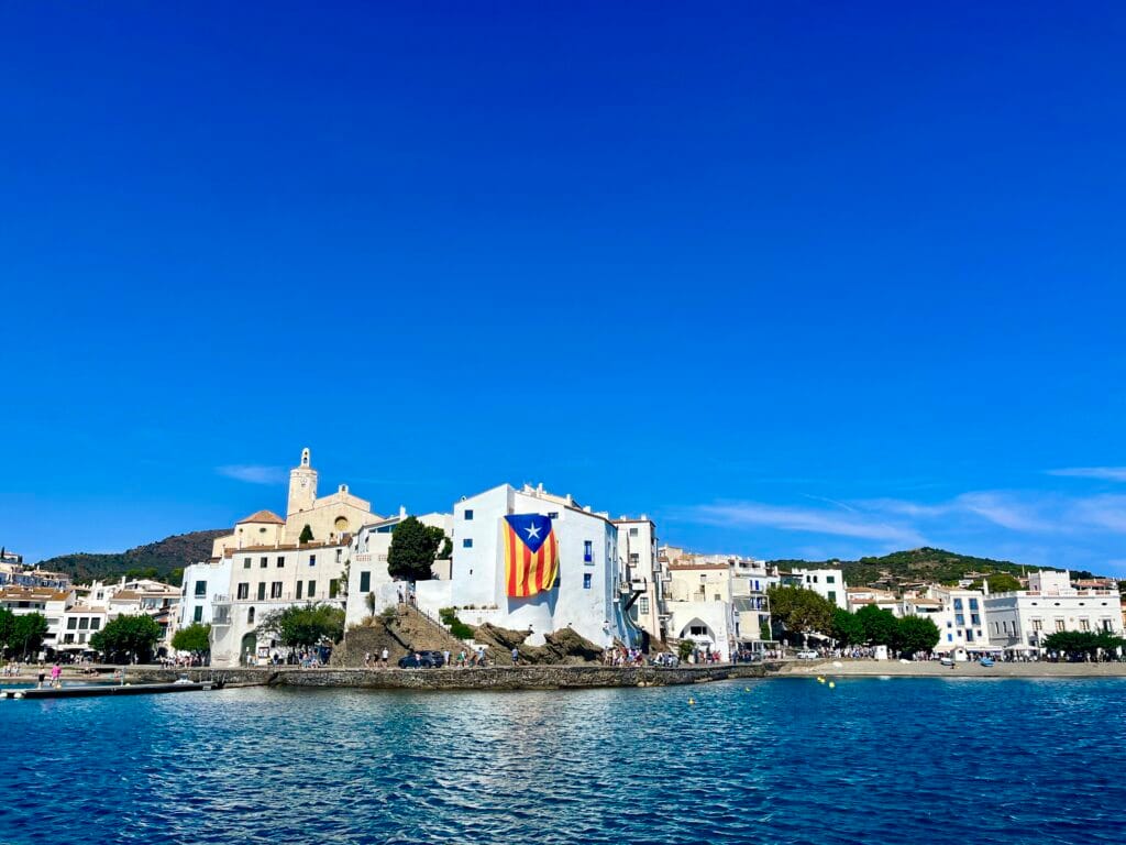 cadaques vue depuis la mer