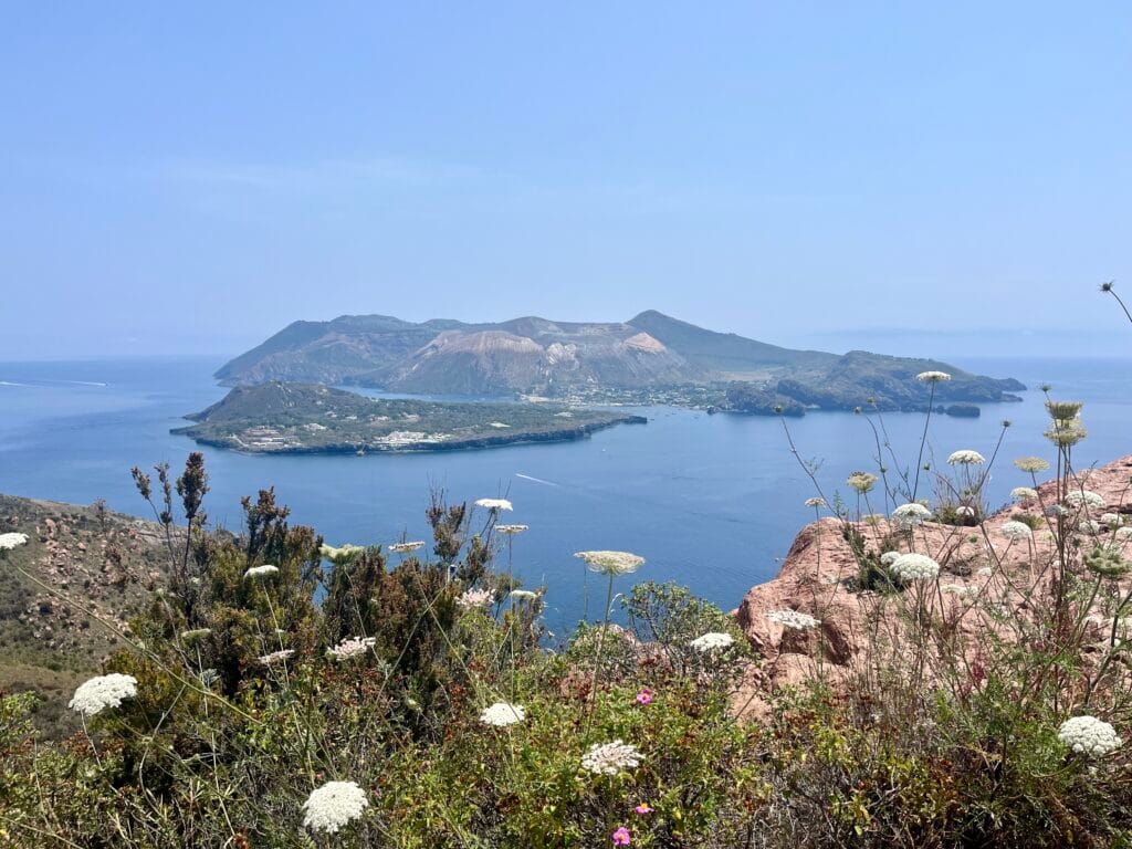 vue sur Vulcano depuis un sentier de randonnée à Lipari