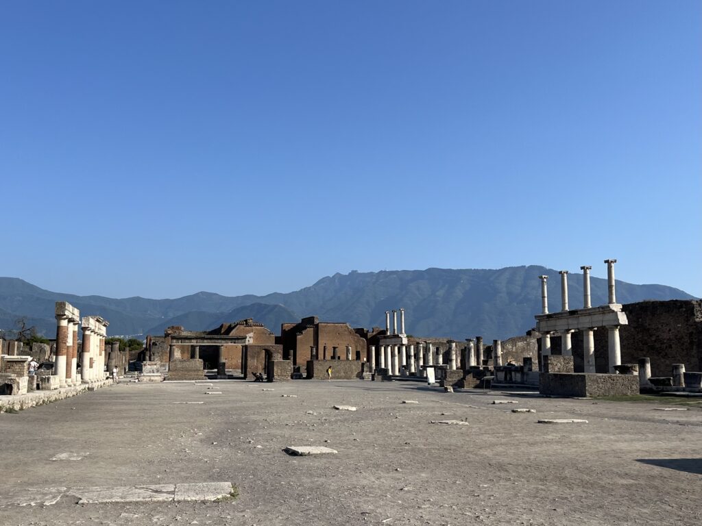 vue sur le forum de Pompei avec en arrière plan les montagnes de la Campagnie