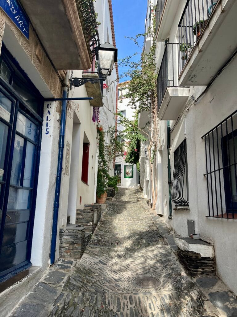 ruelle fleurie à Cadaques