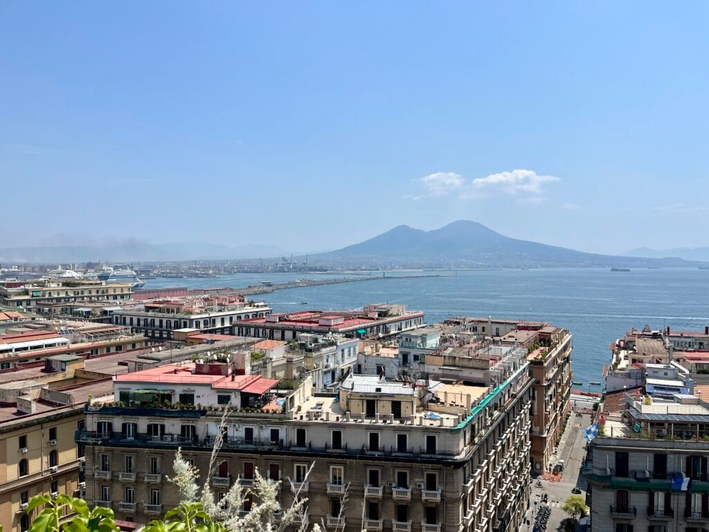 vue sur le Vésuve depuis le belvédère di Pizzofalcone à Naples