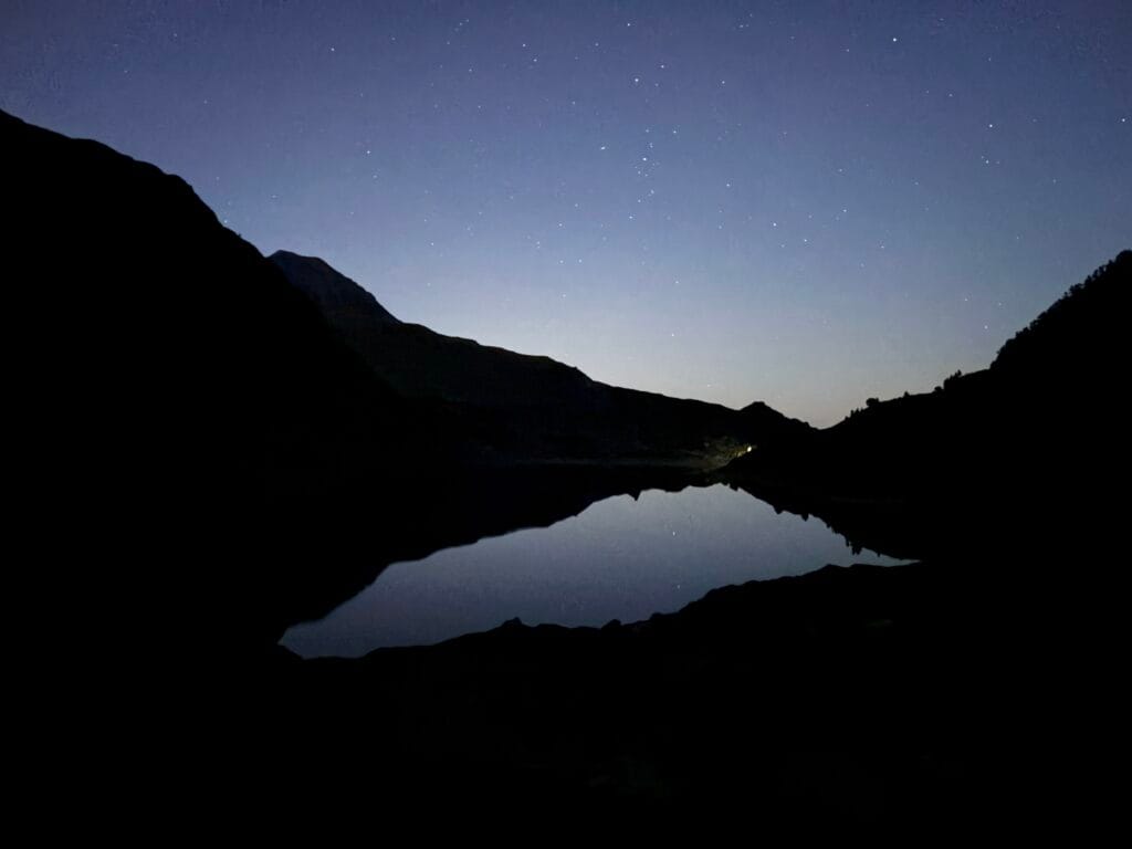 bivouac au lac d'Ilhéou lors d'un trek dans les pyrénées